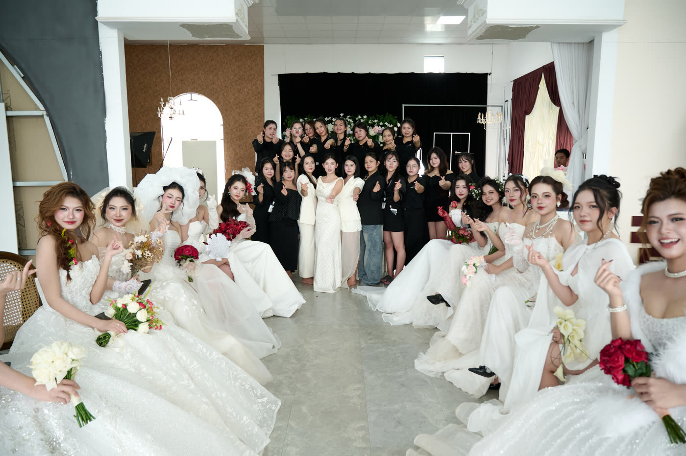 Buổi tốt nghiệp — học viên và dàn mẫu cô dâu